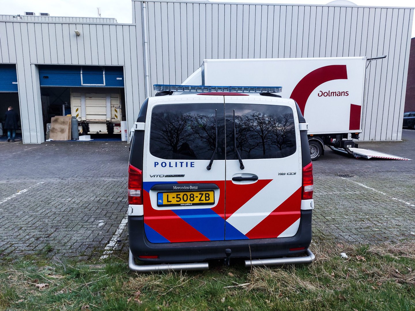 Hennepkwekerij aangetroffen in bakwagen in een garagebox