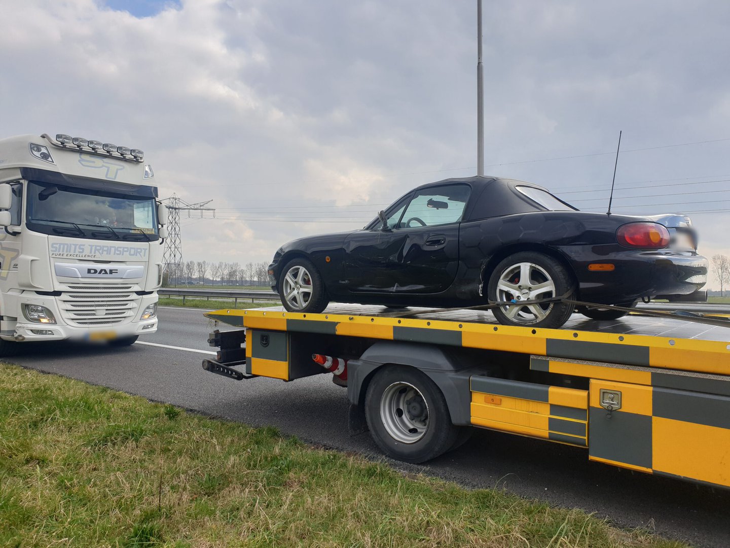 Vrachtwagen botst tegen auto op A73 bij Beuningen