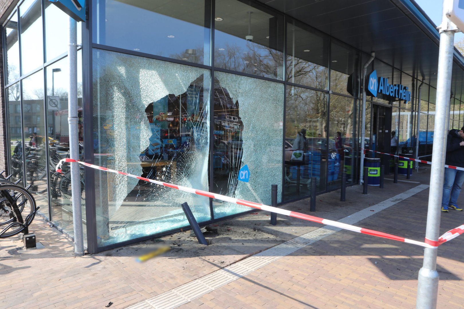 Auto rijdt tegen winkelpui aan in Nijmegen