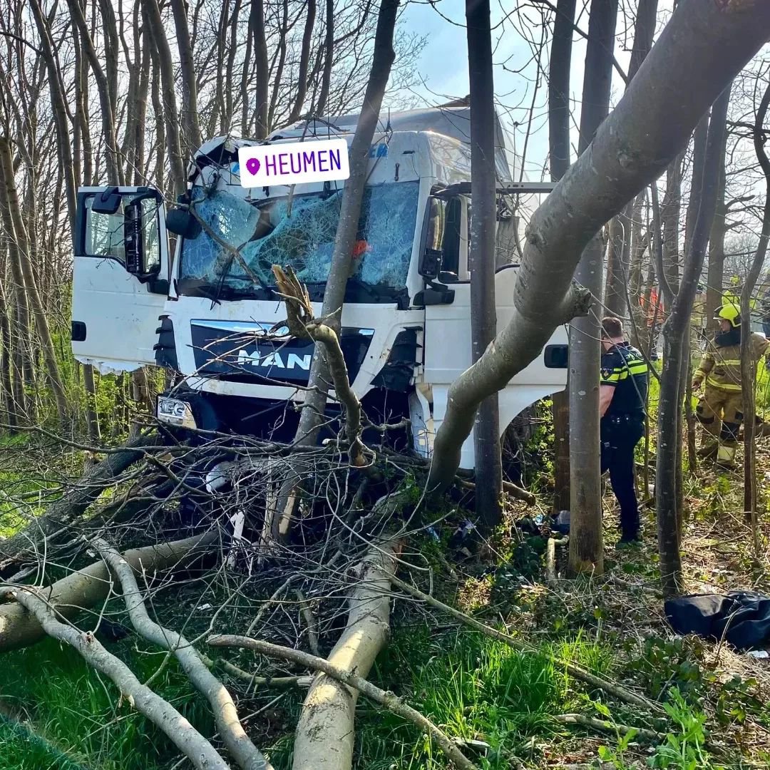 Vrachtwagen raakt van de A73 en ramt bomen