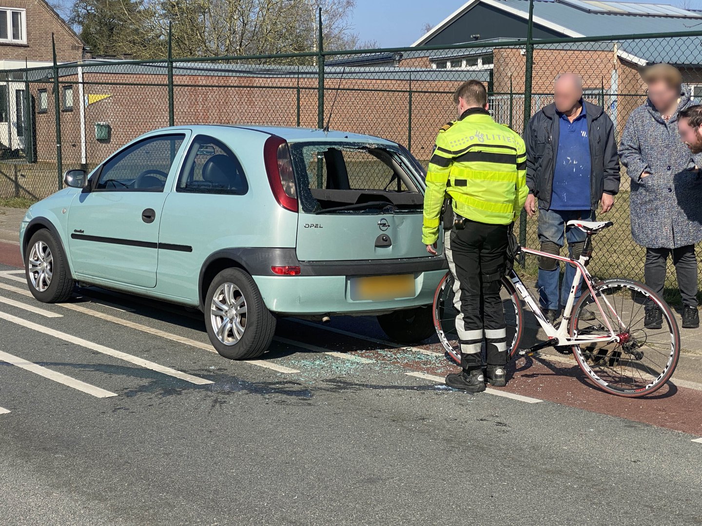 Wielrenner botst achterop auto en raakt gewond