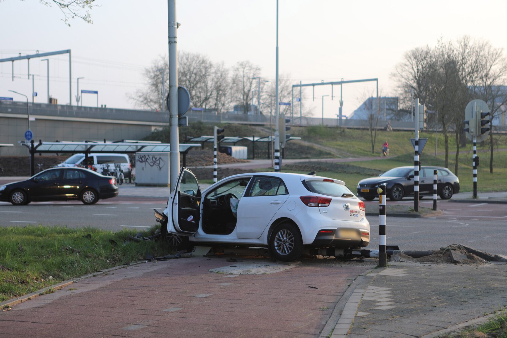 Grote schade door ongeval op Nelson Mandelaplein Nijmegen