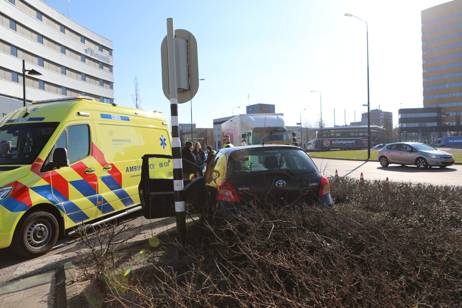 Automobilist belandt in de struiken op Takenhofplein Nijmegen