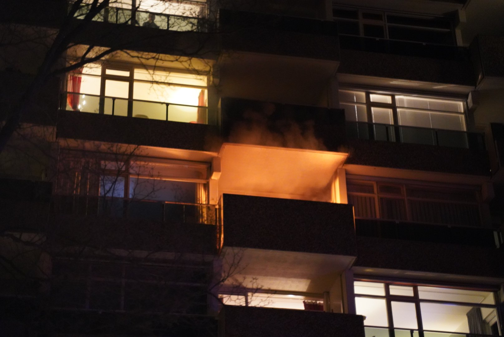 Woningen ontruimd na brand op balkon van flat