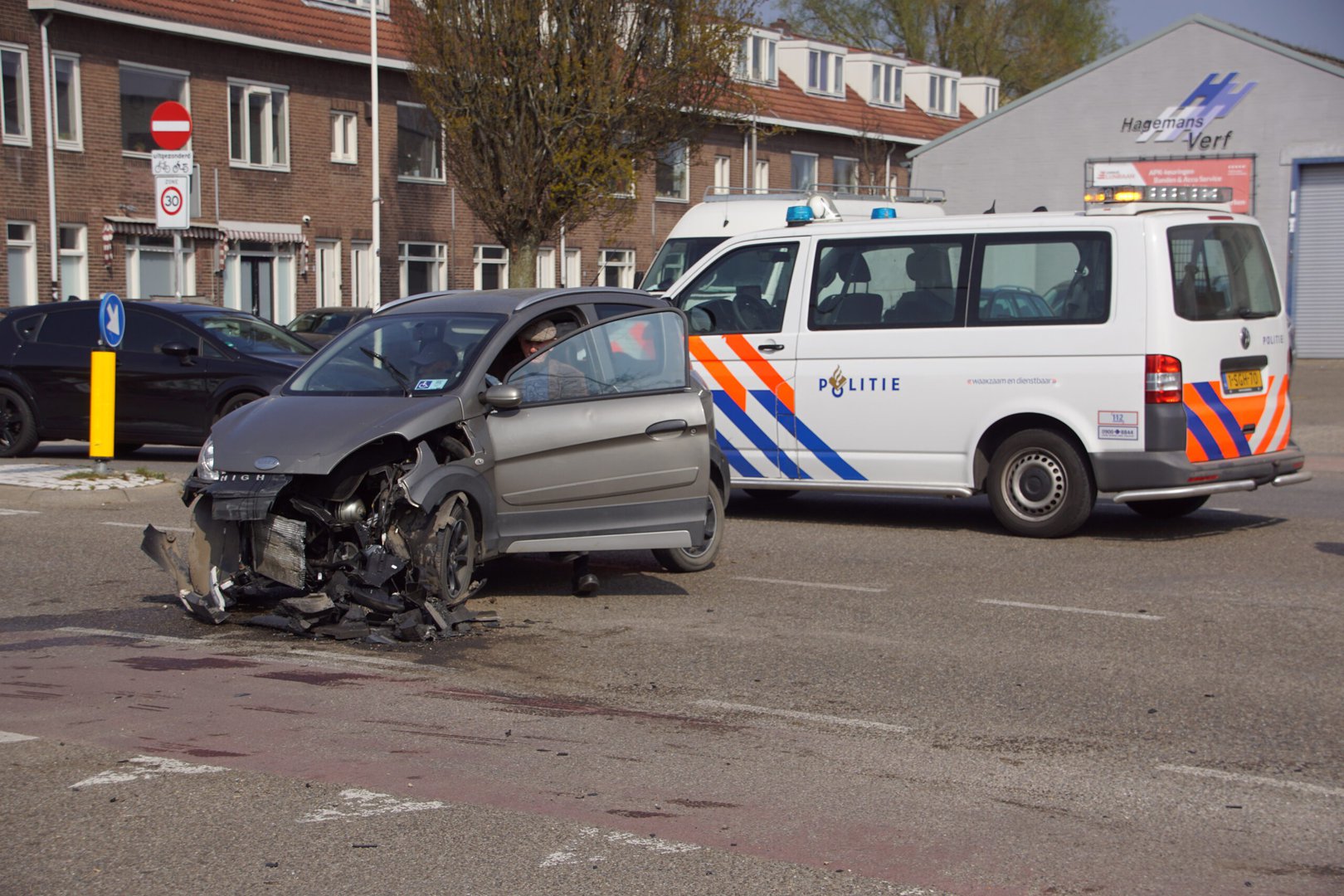 Brommobiel botst tegen veegwagen in Nijmegen