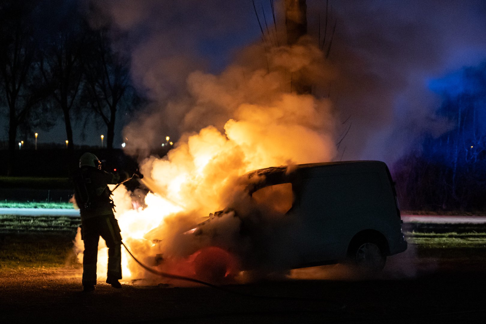 Visser loopt terug naar zijn bus, maar blijkt volledig in lichterlaaie te staan