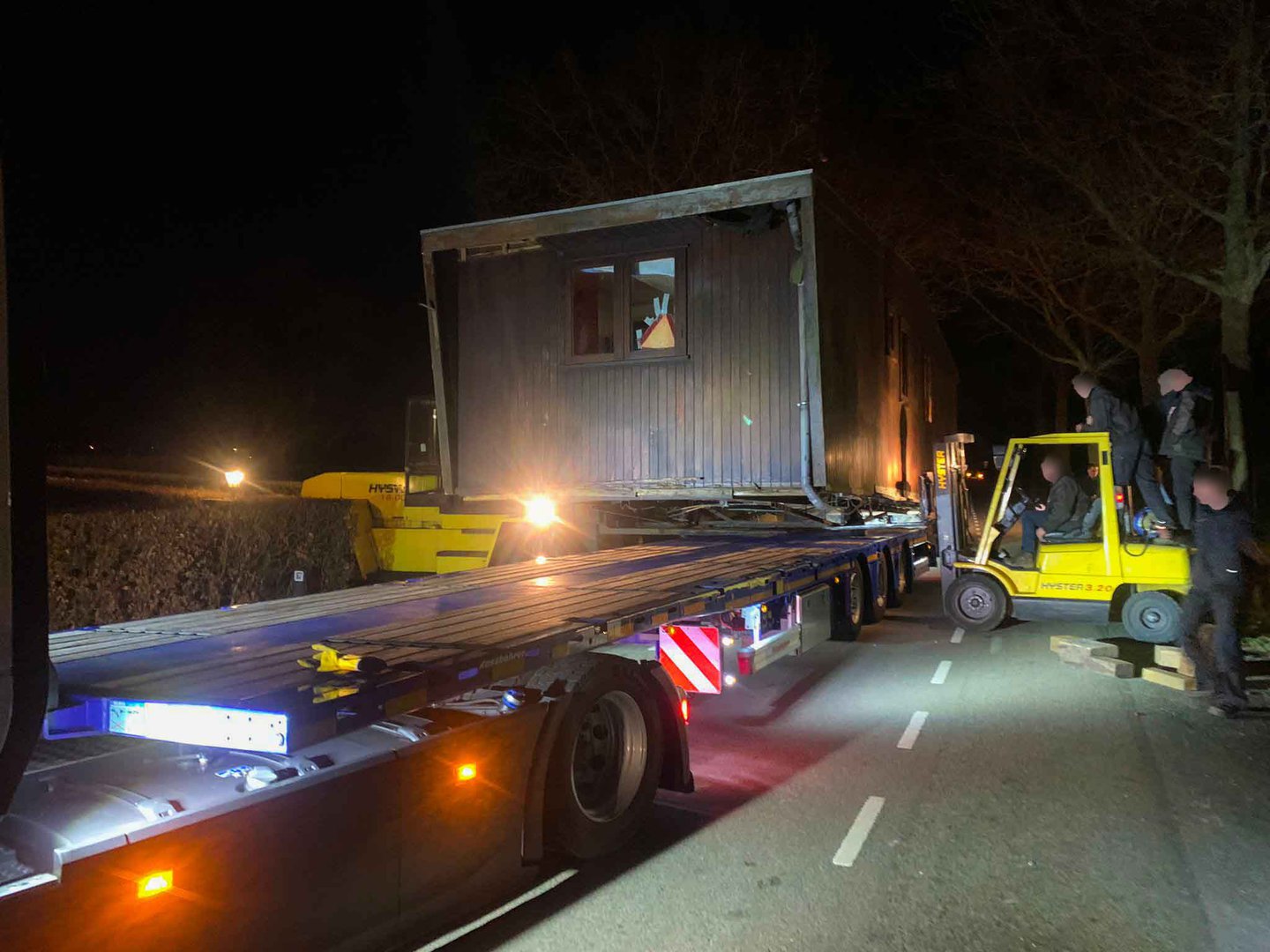 Weg urenlang geblokkeerd door stacaravan