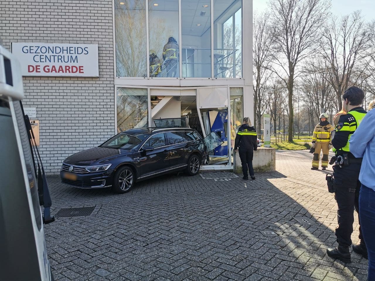 Auto rijdt door pui van gezondheidscentrum