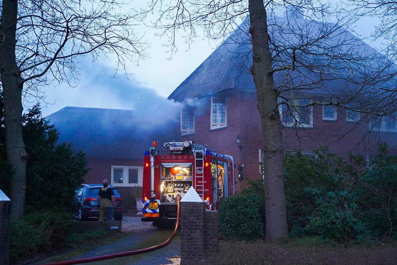 Veel rookontwikkeling bij brand in woning met rieten dak