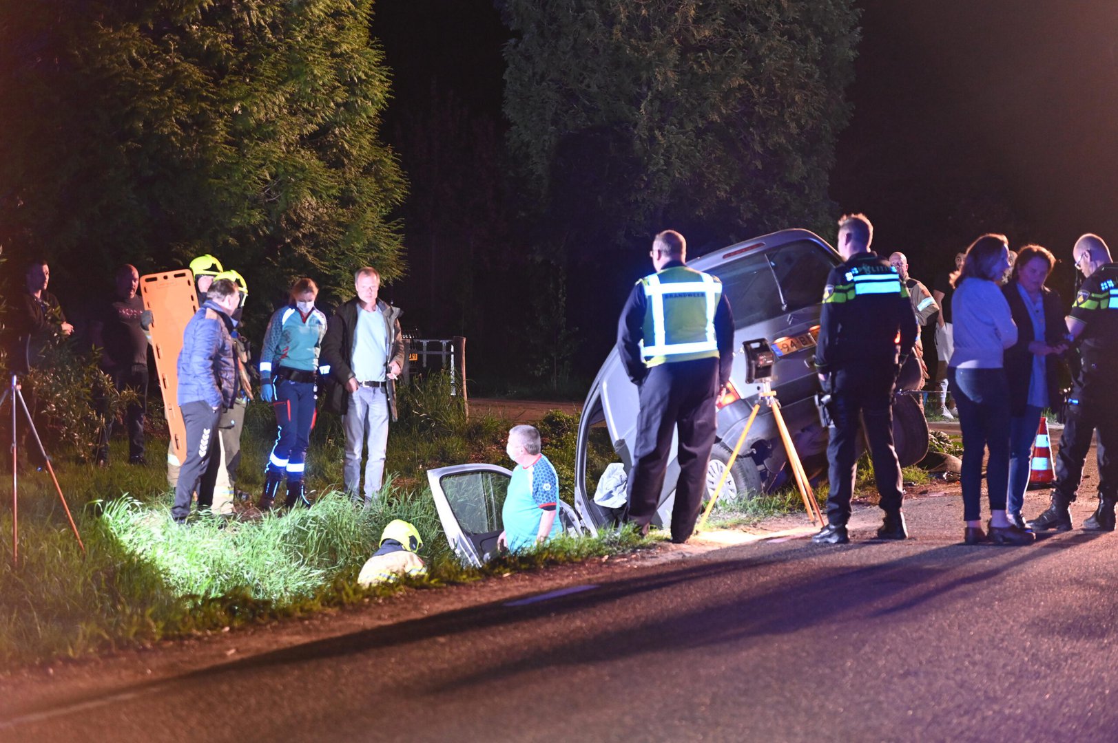 Automobilist raakt boom en rijdt de sloot in