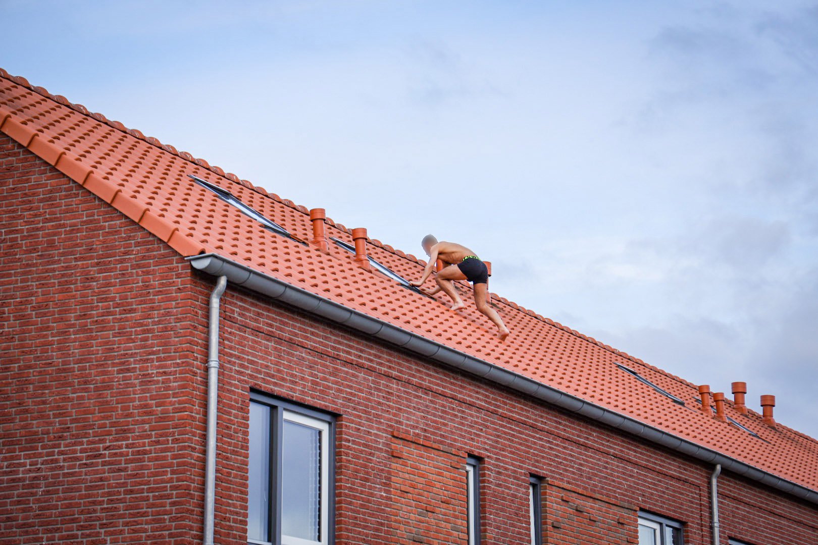 Man vlucht dak op bij inval arrestatieteam Arnhem