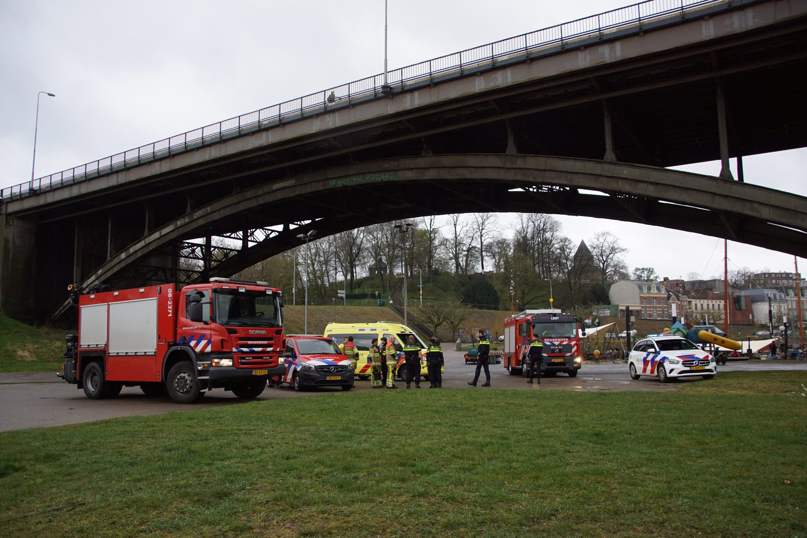 Persoon springt van Waalburg af, hulpdiensten redden hem