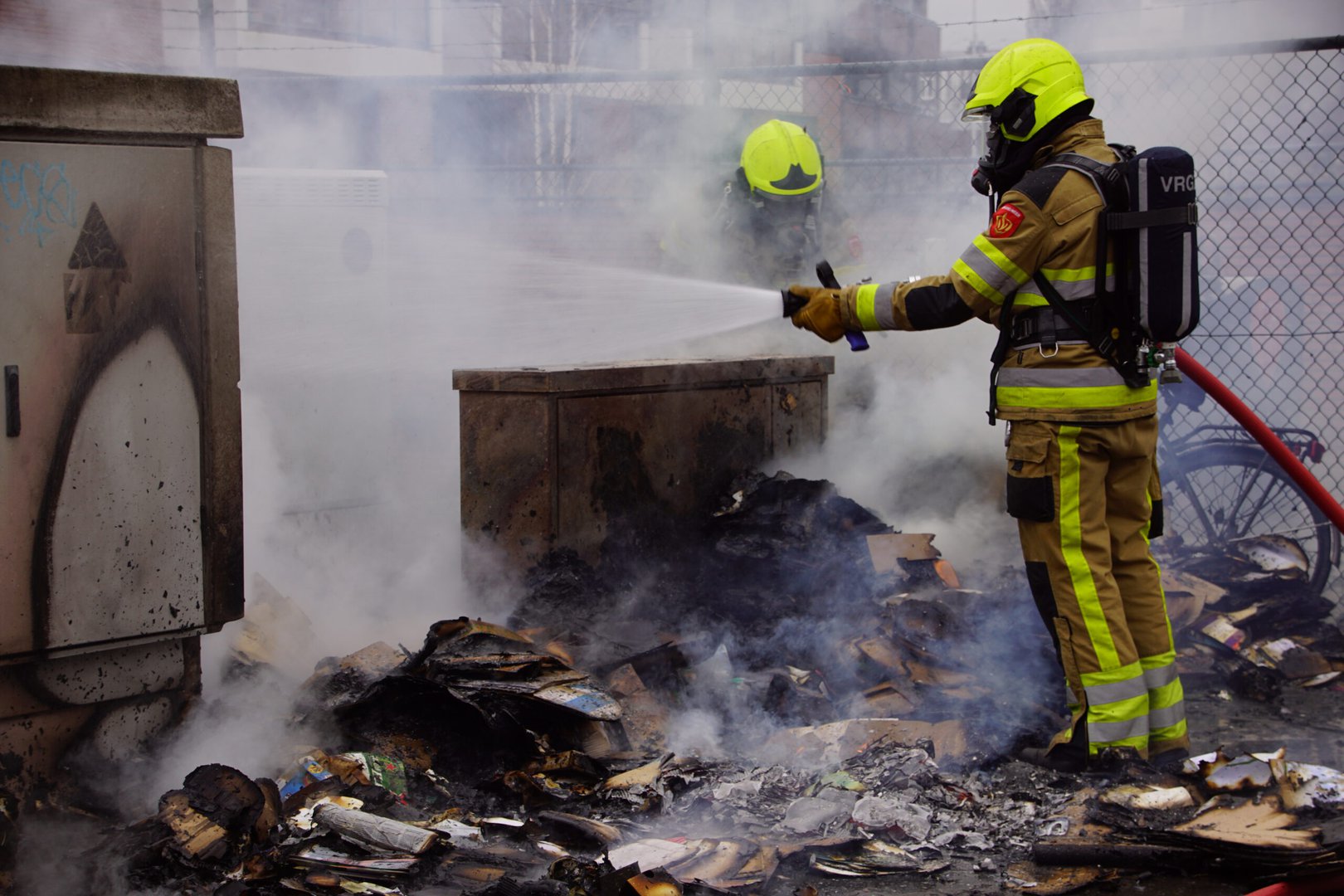 Fikse buitenbrand in Nijmegen, Ziggo kast beschadigd