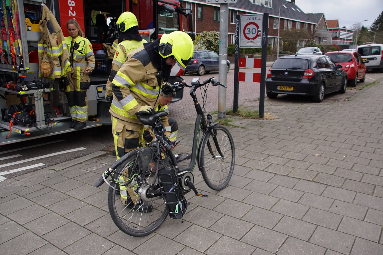 Vrachtwagen rijdt over fiets, vrouw kon net op tijd wegkomen