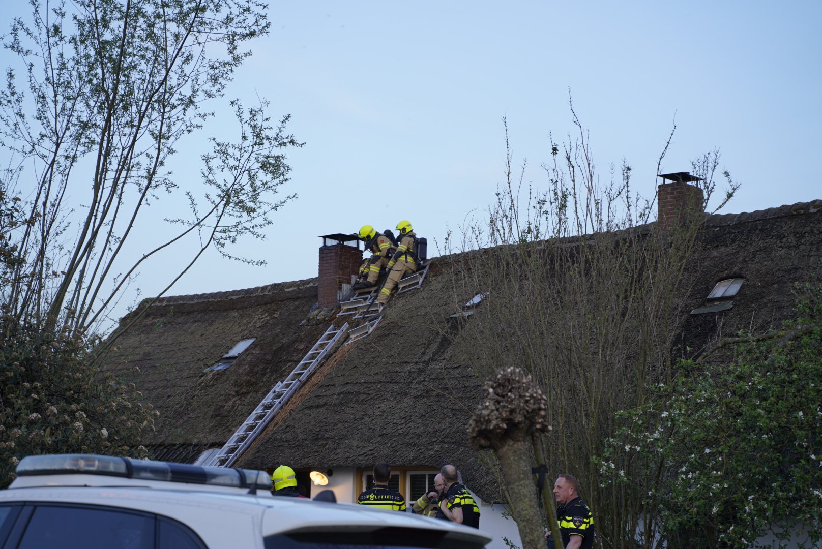 Brand in rieten kap van woning in de kiem gesmoord