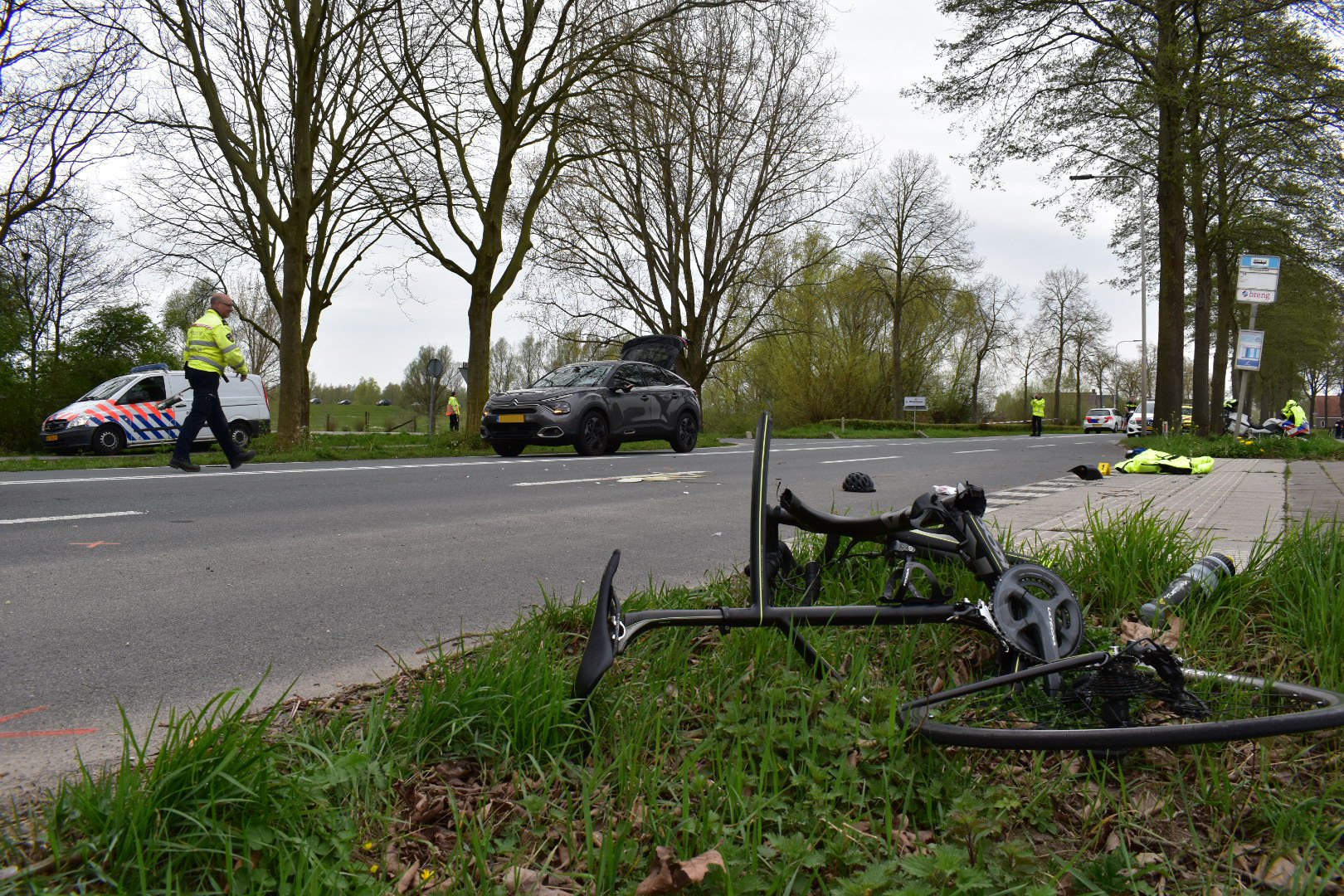 Wielrenner in kritieke toestand na aanrijding in Haalderen