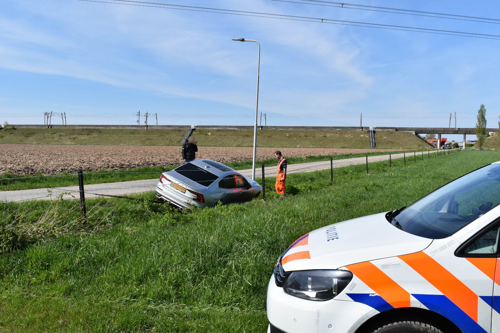 Zoon rijdt gloednieuwe auto van vader kapot in Elst