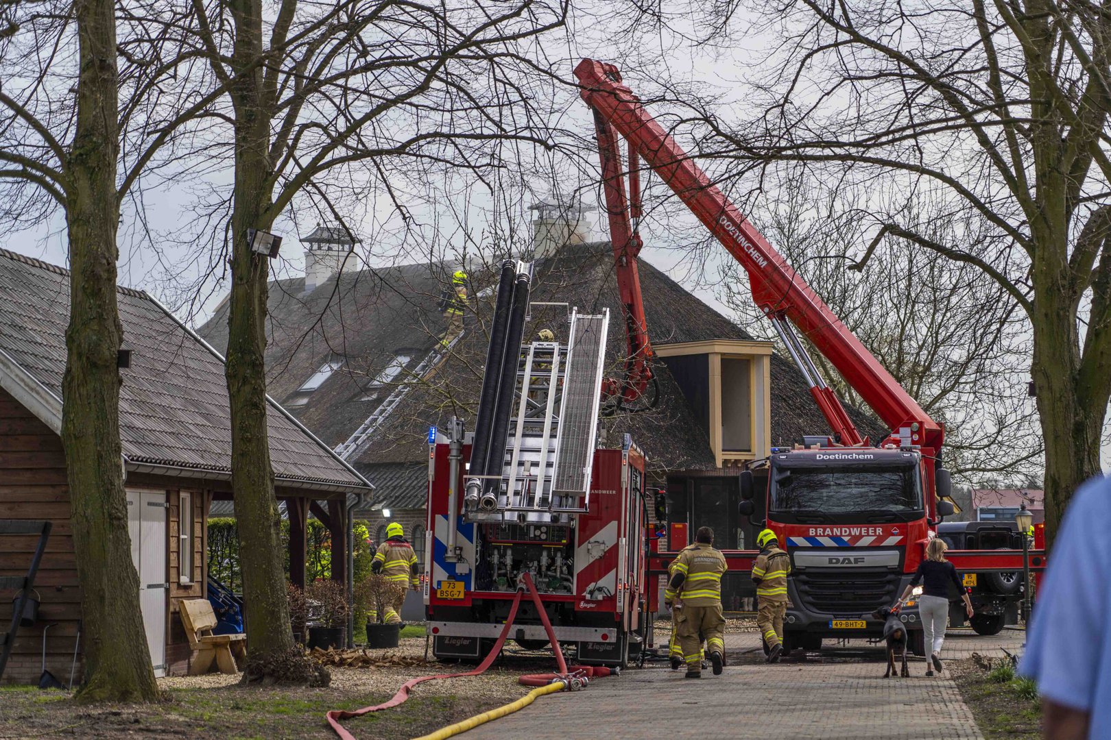 VIDEO : Alerte wandelaar ontdekt flinke brand in rieten dak