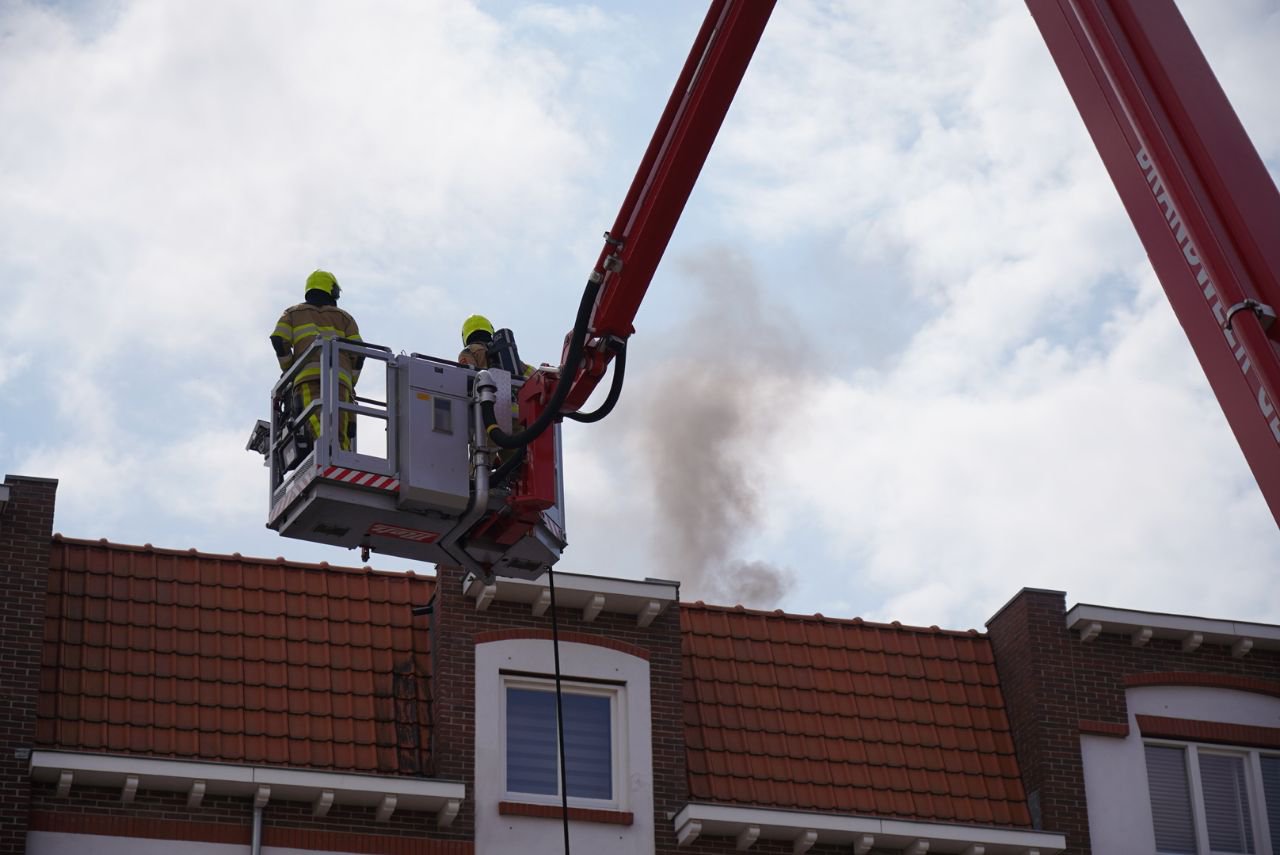 Zonnepanelen vliegen in brand op dak in Nijmegen