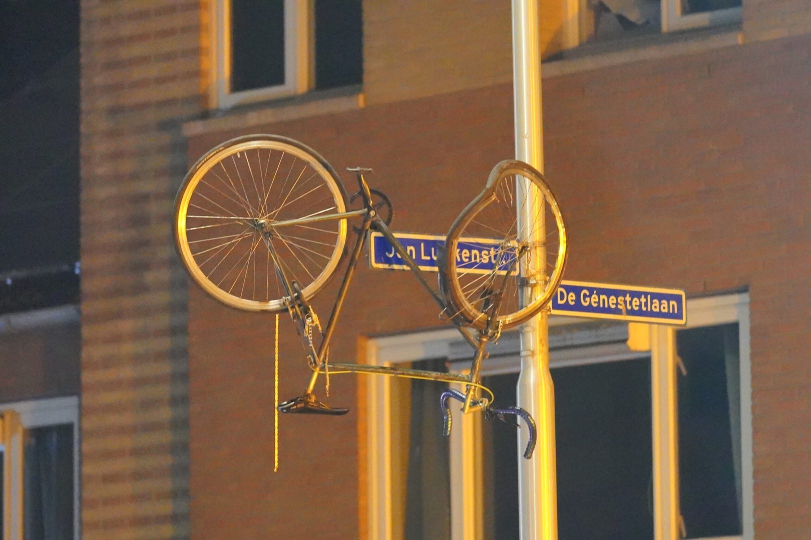 Bizar: fiets in lantaarnpaal na ernstige aanrijding Nijmegen