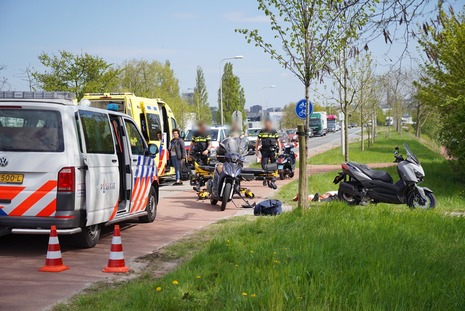 Scooterrijders botsen met elkaar bij Nijmegen Weurt, 2 gewonden