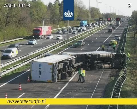 UPDATE: A50 Bij Loenen dicht vanwege gekantelde vrachtwagen met trailer