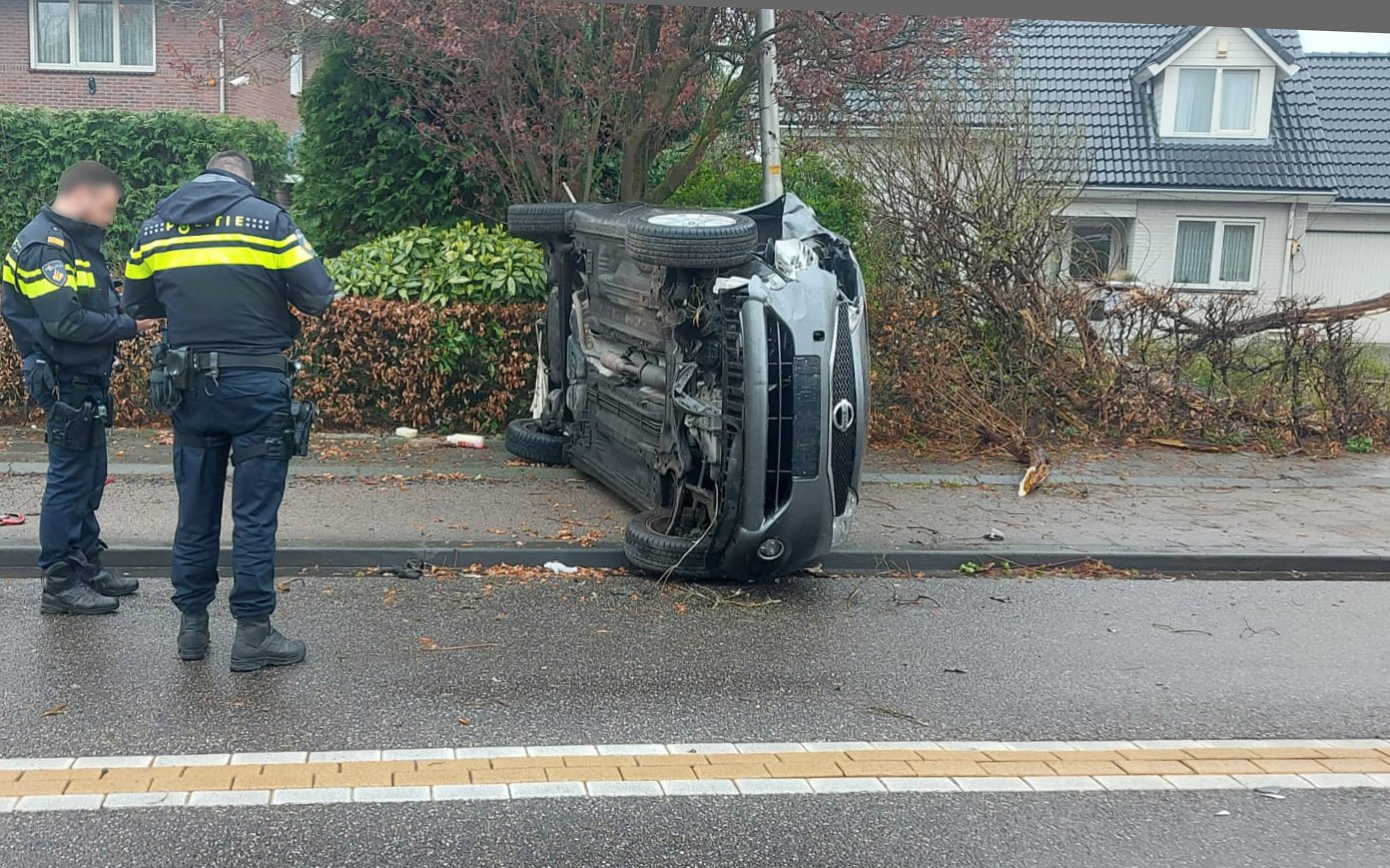 Auto belandt op zijkant bij ongeluk in Huissen