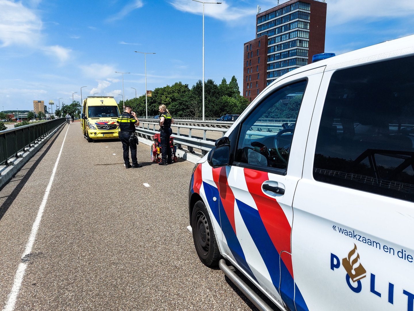 Scooterrijder rijdt door na aanrijding met vrouw in rolstoel