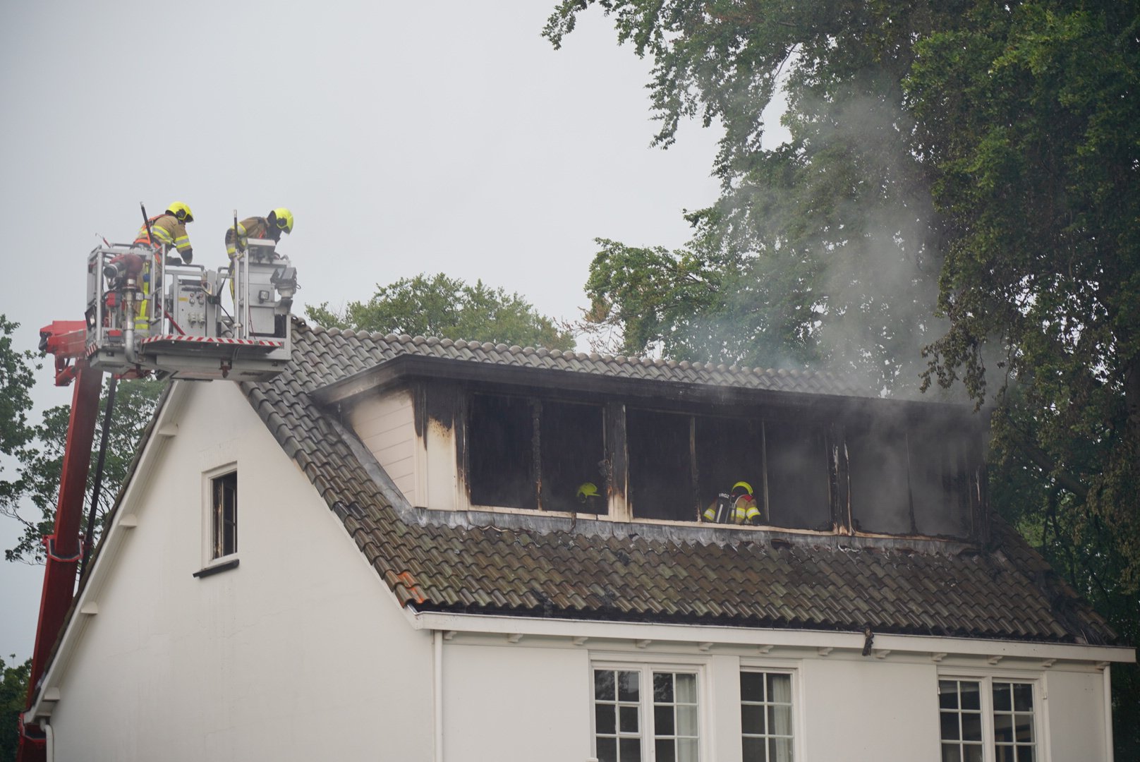 Uitslaande brand na blikseminslag in Nijmegen