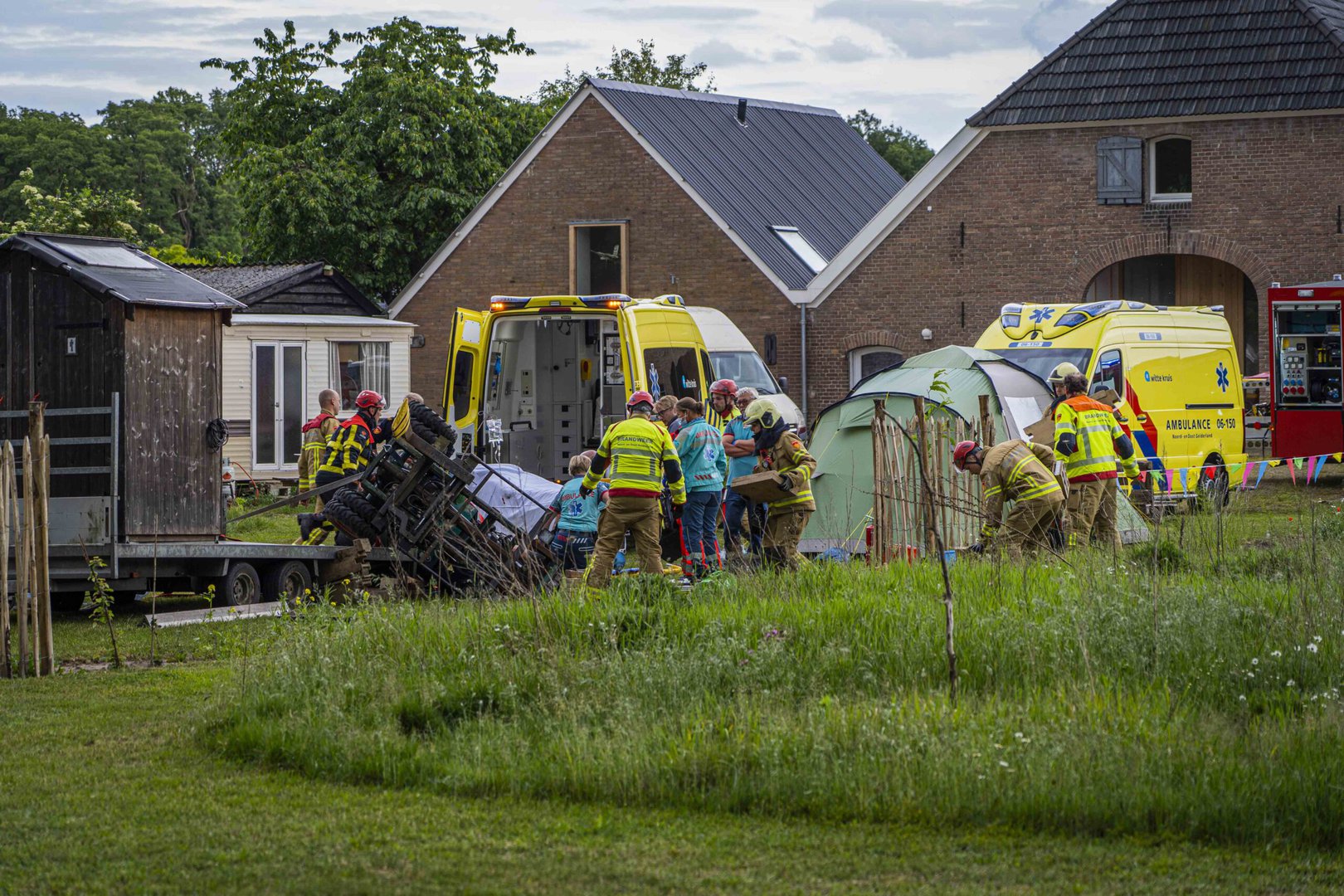 [Foto update] Persoon onder heftruck terecht gekomen, traumahelikopter ter plaatse