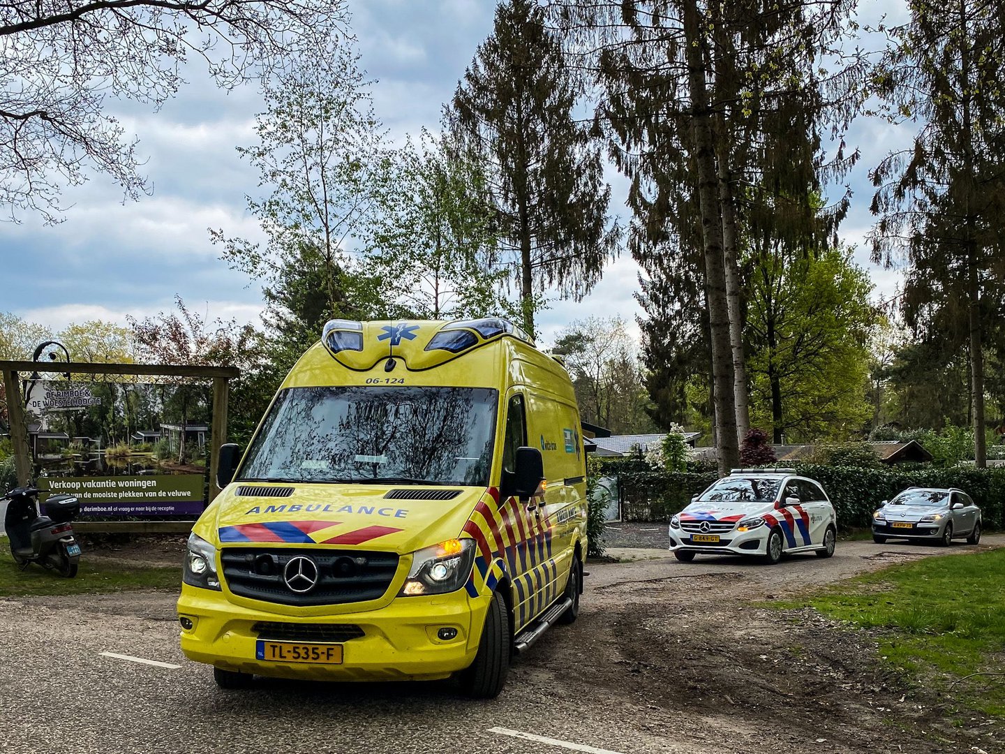 Persoon valt uit boom op camping, traumahelikopter ter plaatse