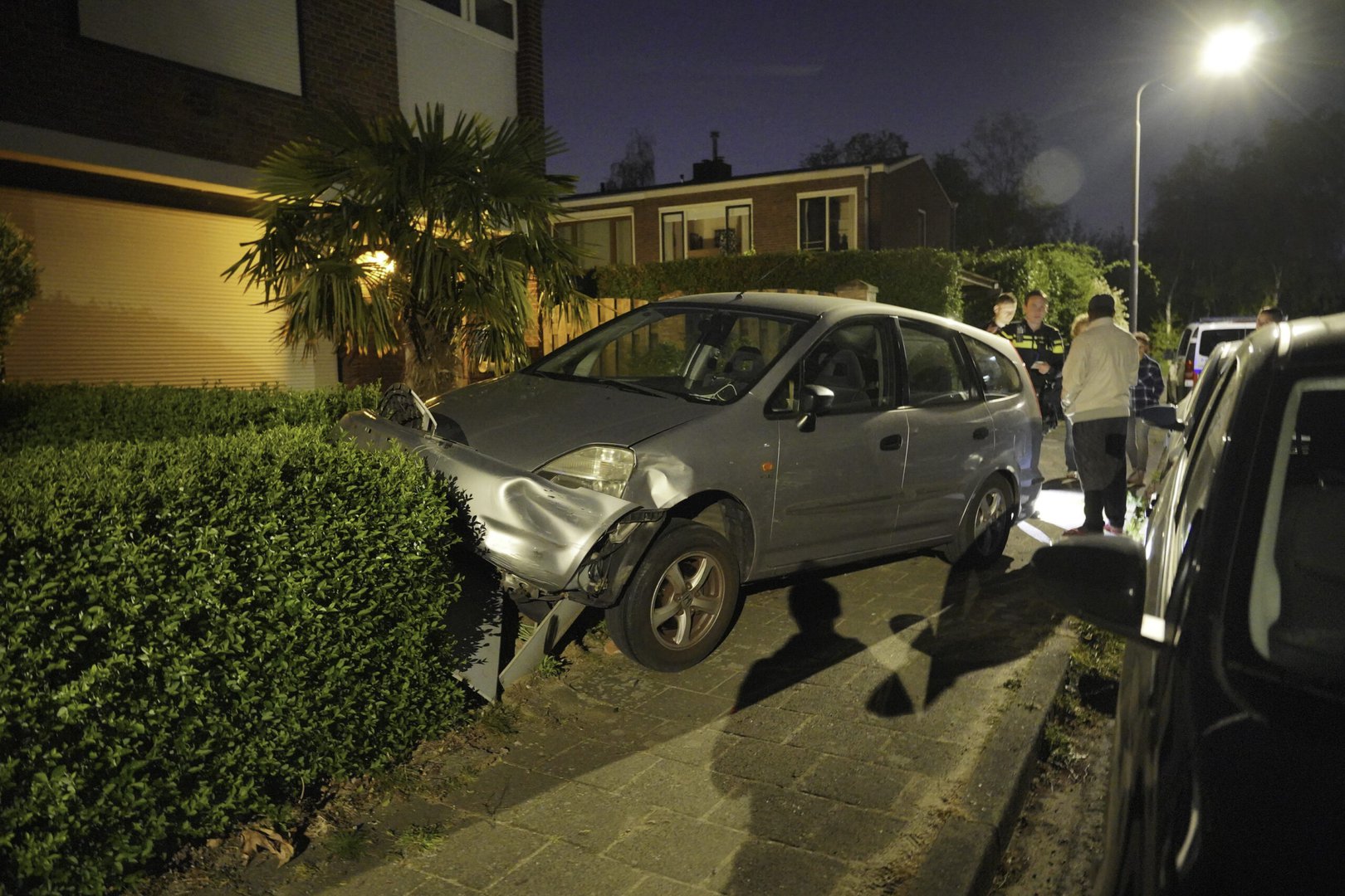 Auto belandt in voortuin van woning in Nijmegen