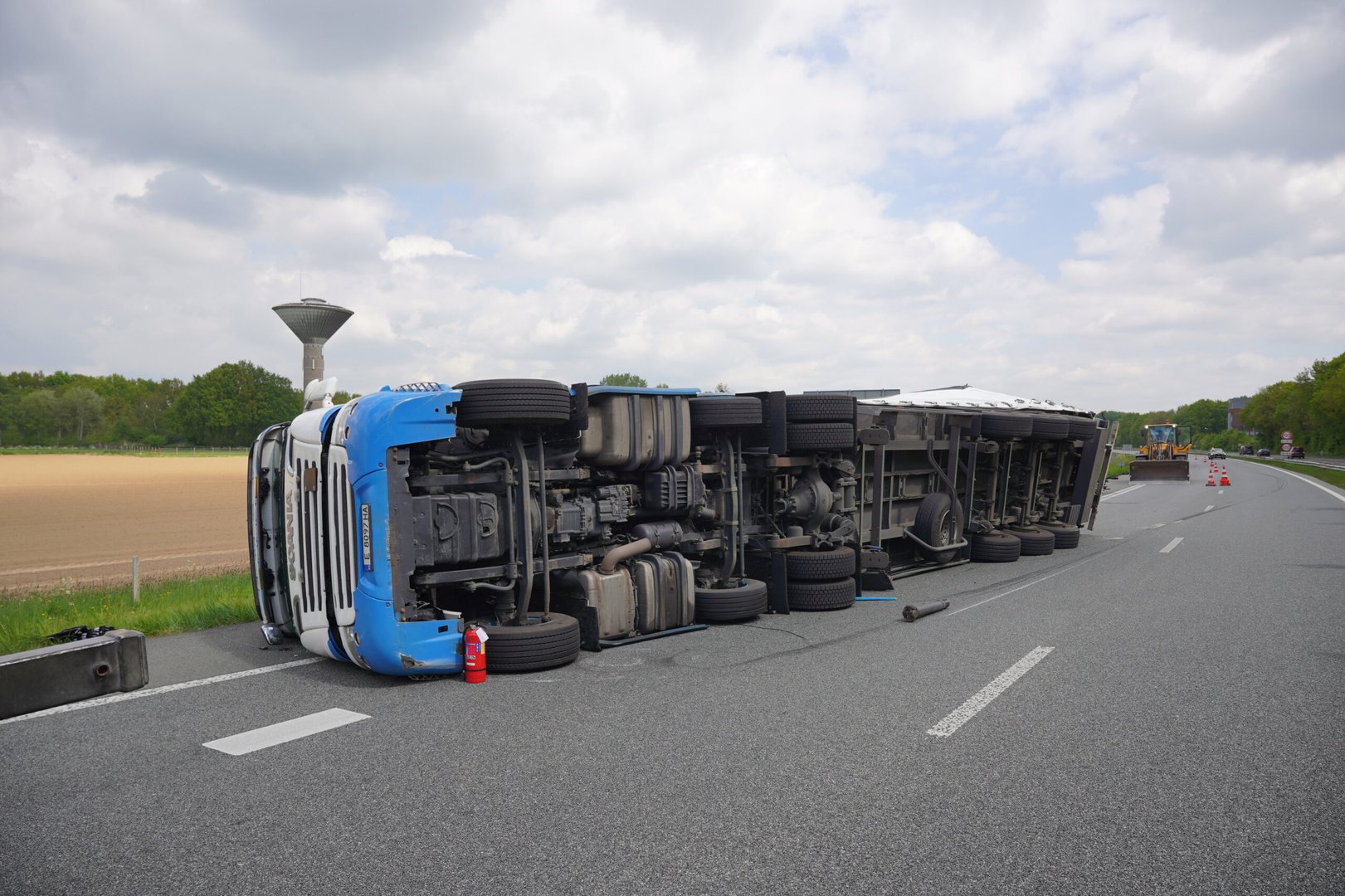 Vrachtwagen met honderden kratten gekanteld op A326