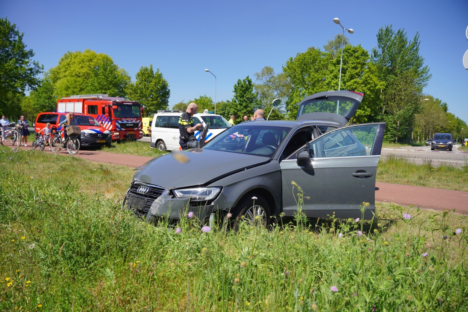 Lesauto verleent geen voorrang en botst tegen andere auto