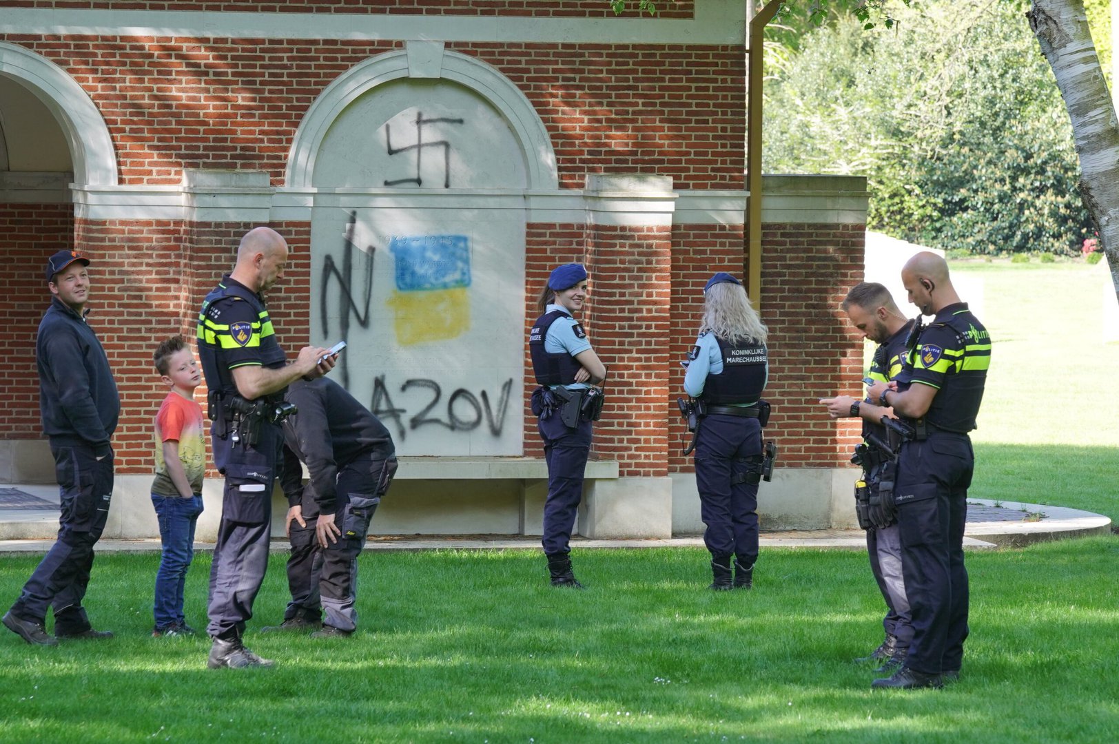 FOTO’S: Graven op oorlogsbegraafplaats Nijmegen beklad