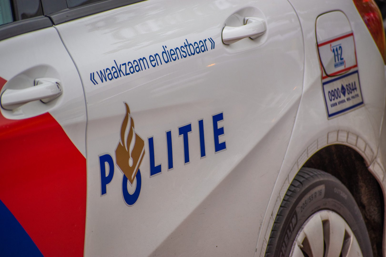 Scooterrijder knalt op aanhanger van tractor en raakt gewond