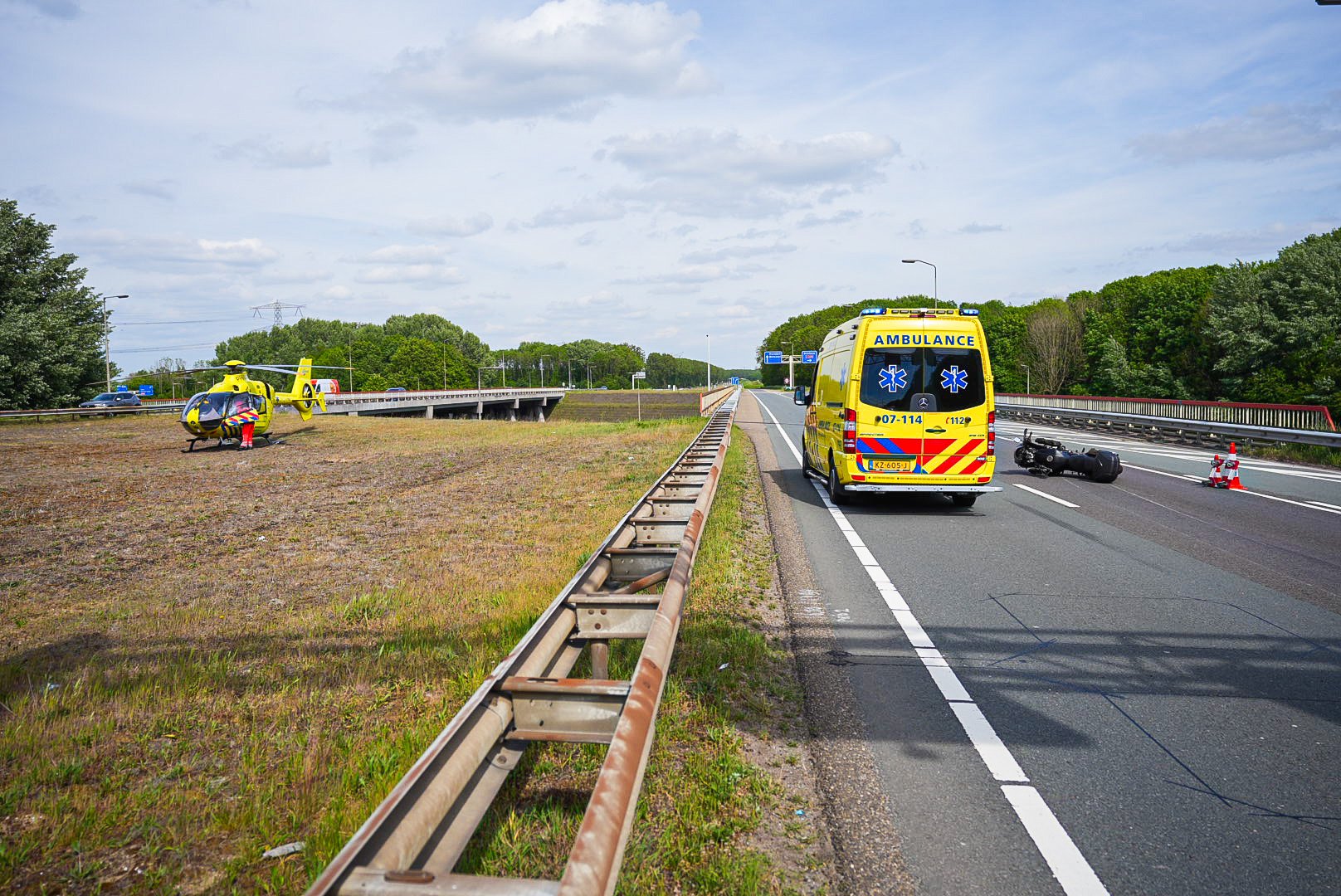 Traumaheli op de A15 Ressen na ongeluk motorrijder