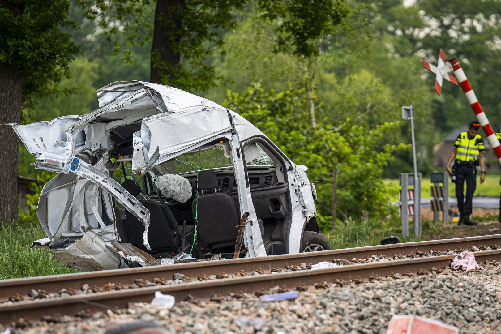 FOTOSERIE: Trein ramt bestelbus en ontspoort in Vorden