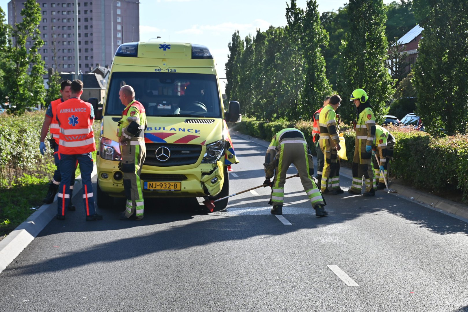 Ambulance met spoed onderweg naar melding botst tegen auto aan