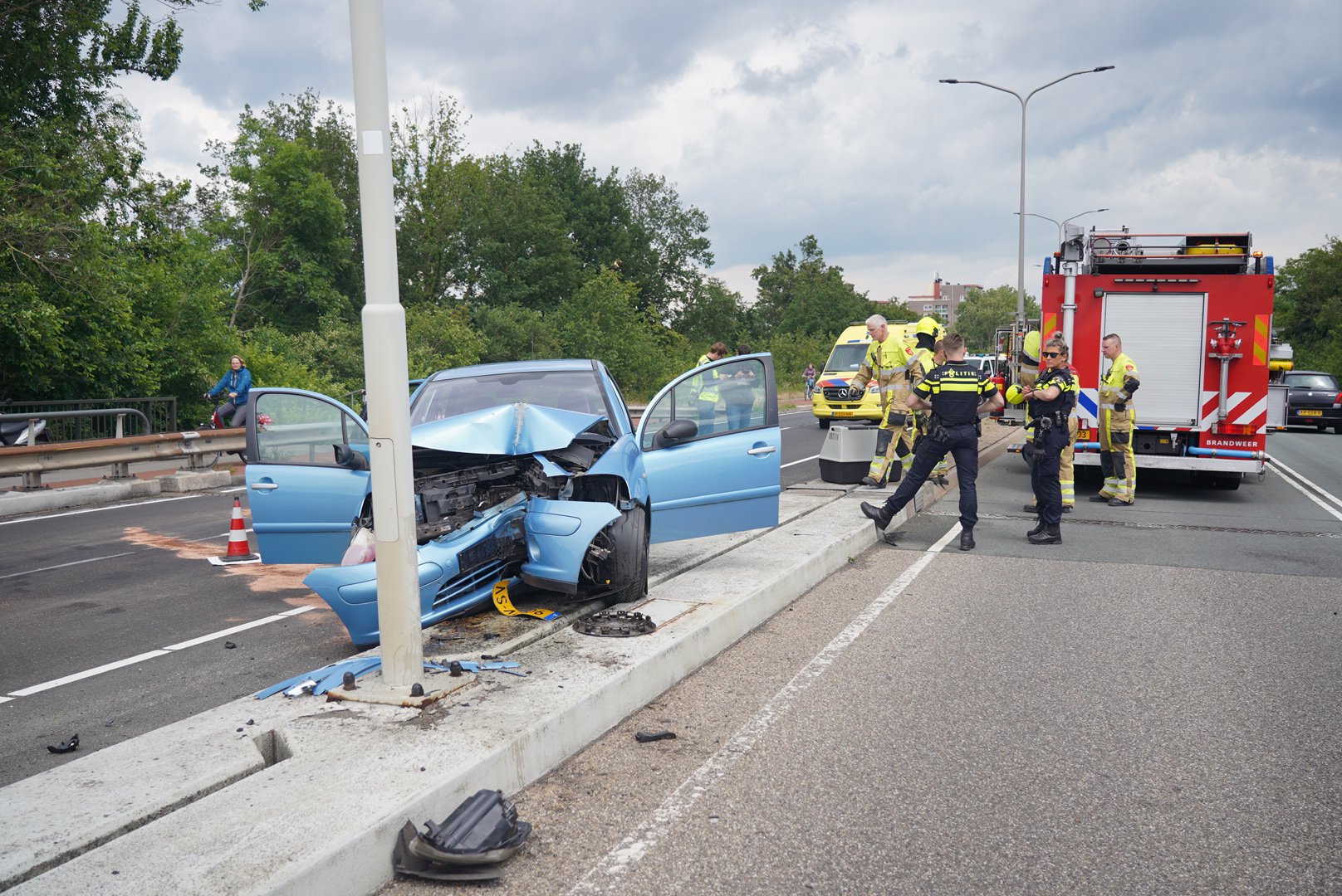 Automobilist botst tegen lantaarnpaal op brug in Nijmegen