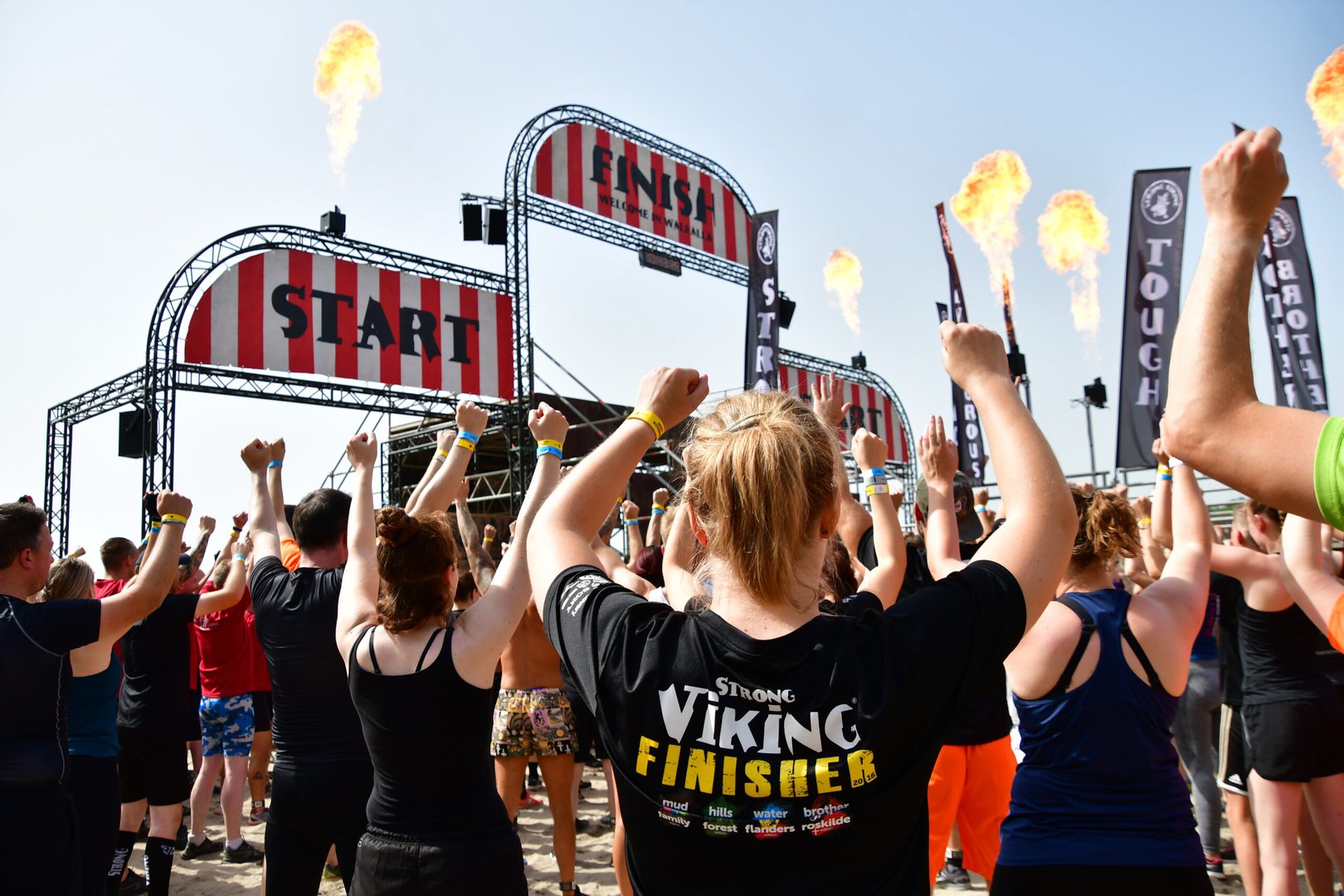 Duizenden mensen trotseren watereditie Viking Run op snikhete dag