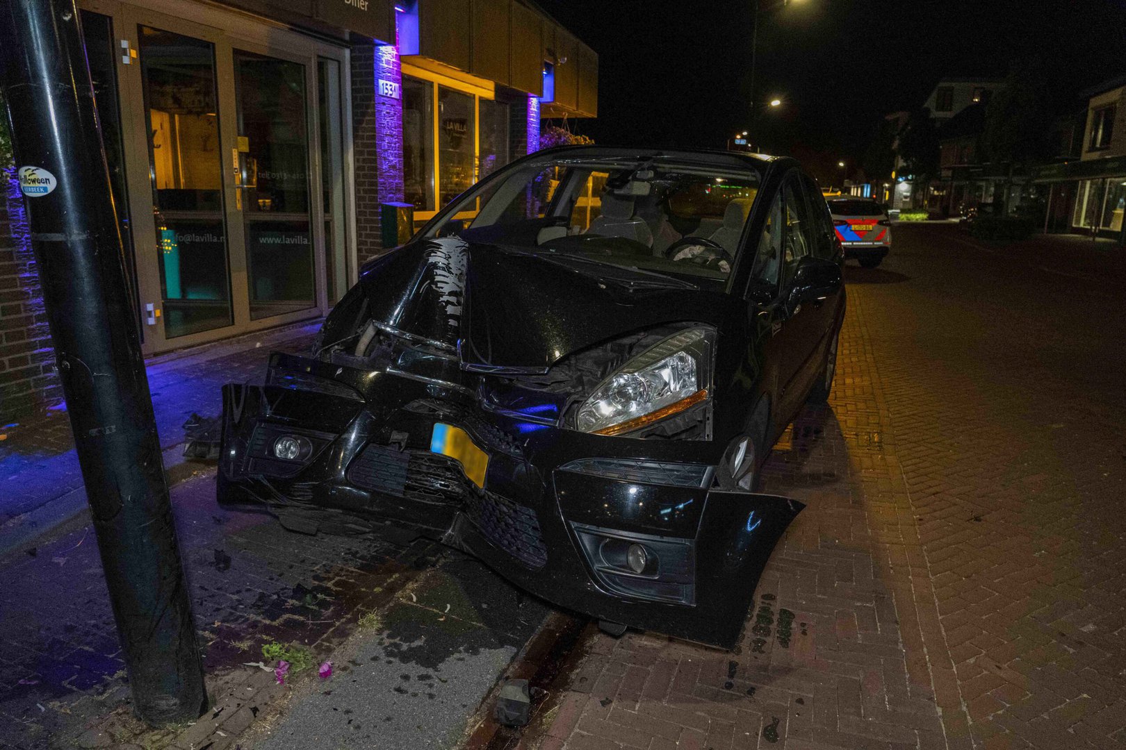 Automobilist klapt frontaal op lantaarnpaal in centrum Eerbeek