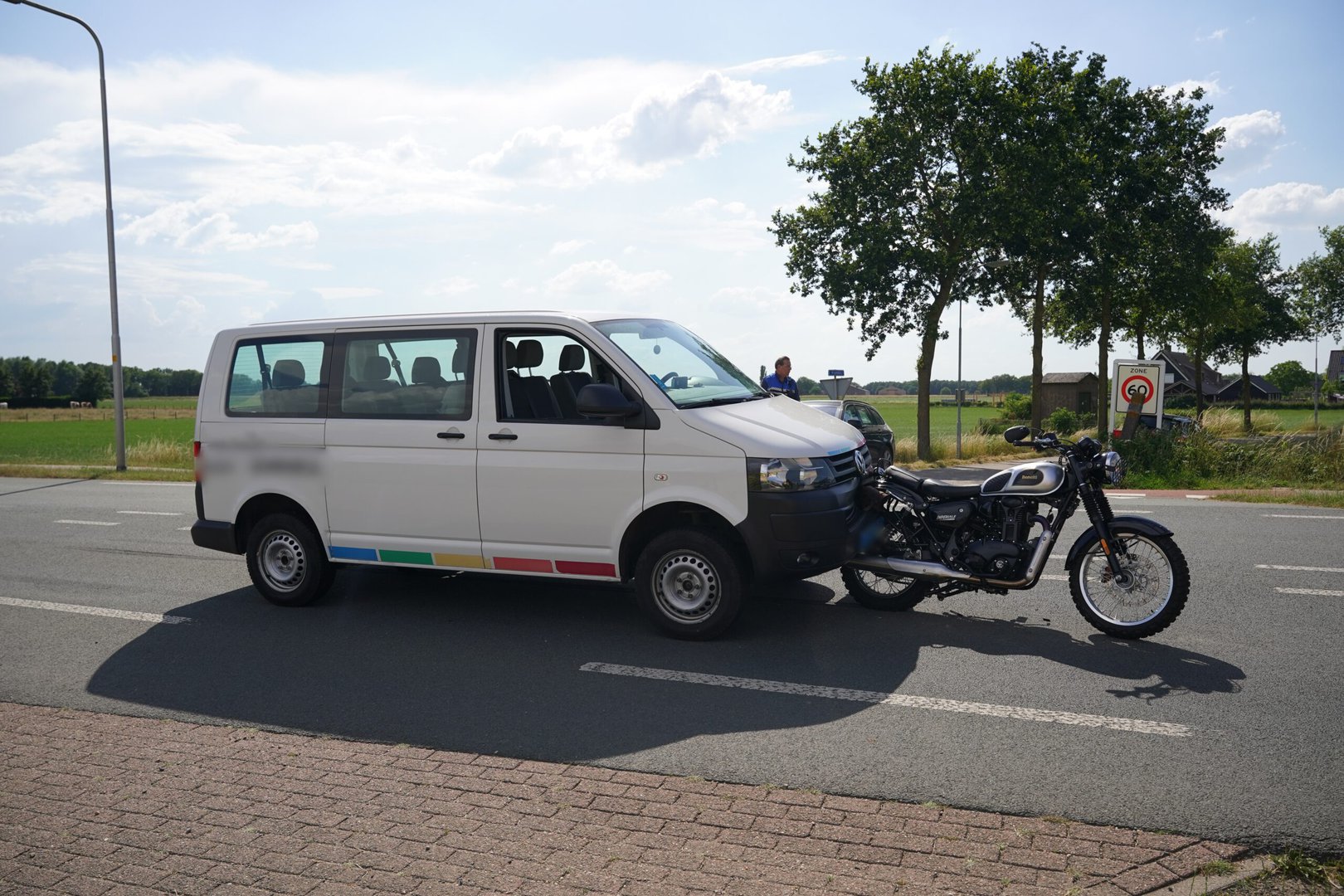 Motor vast aan taxibusje na harde aanrijding