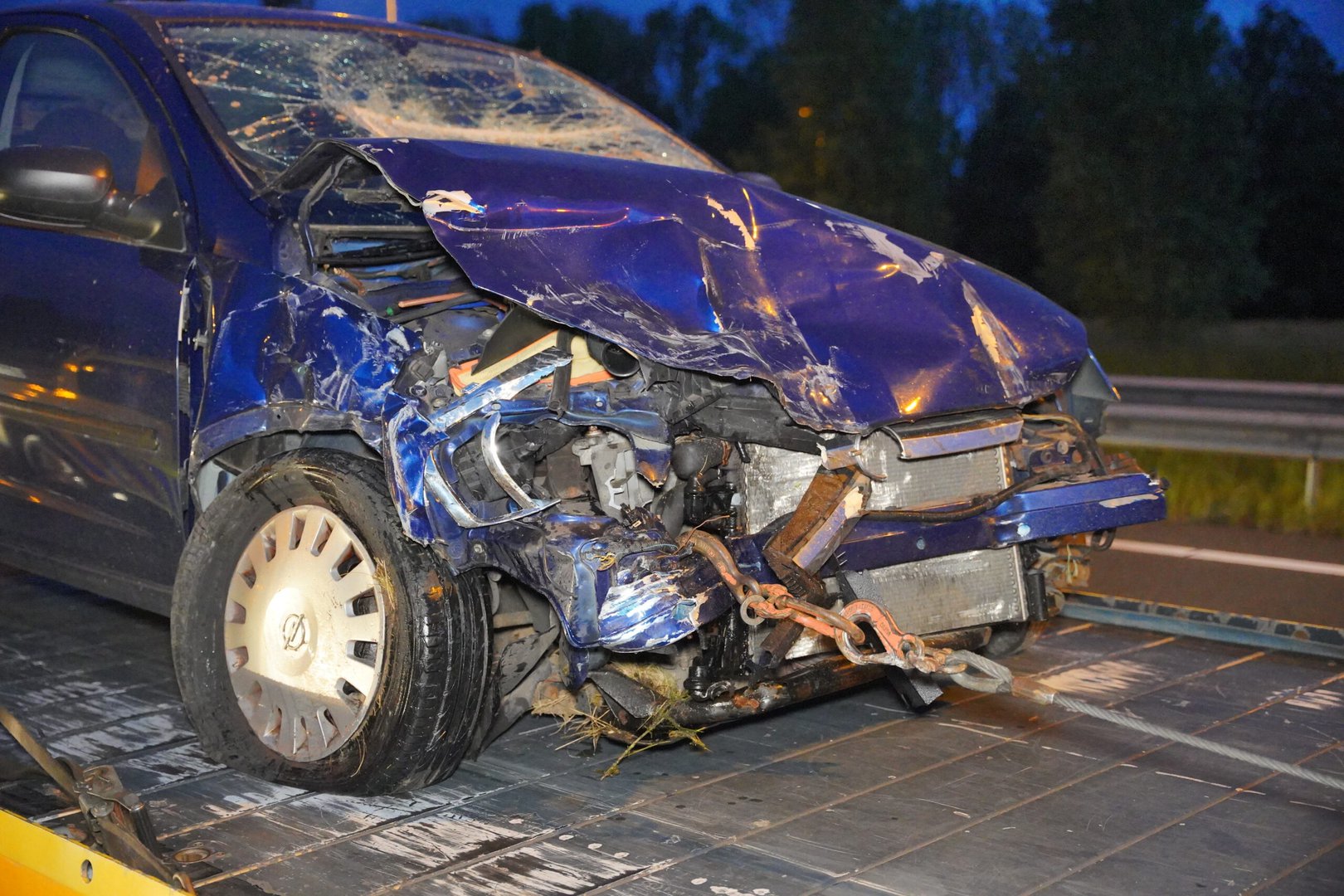 Auto knalt op vangrail bij knooppunt Valburg