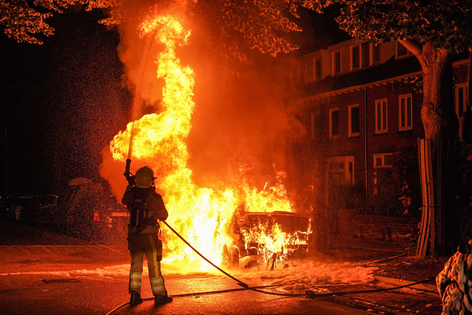 Metershoge vlammen bij autobrand in Nijmegen