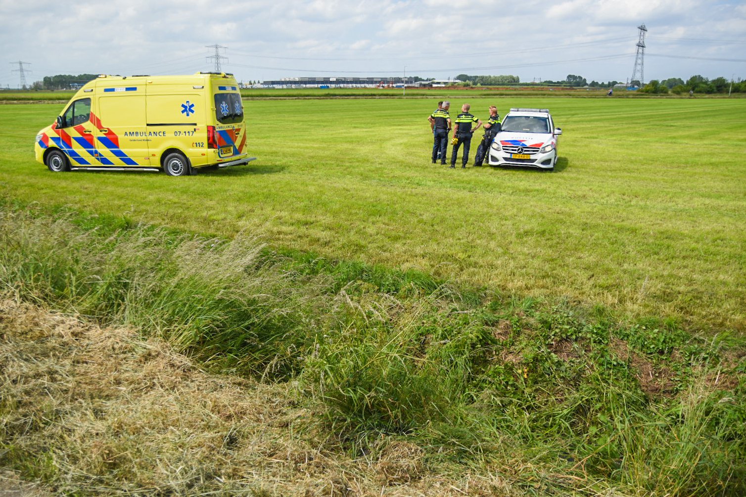 Boeren redden bejaarde fietser uit de sloot