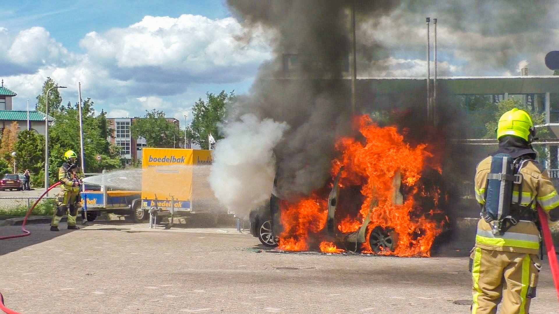 Auto in lichterlaaie bij tankstation in Nijmegen