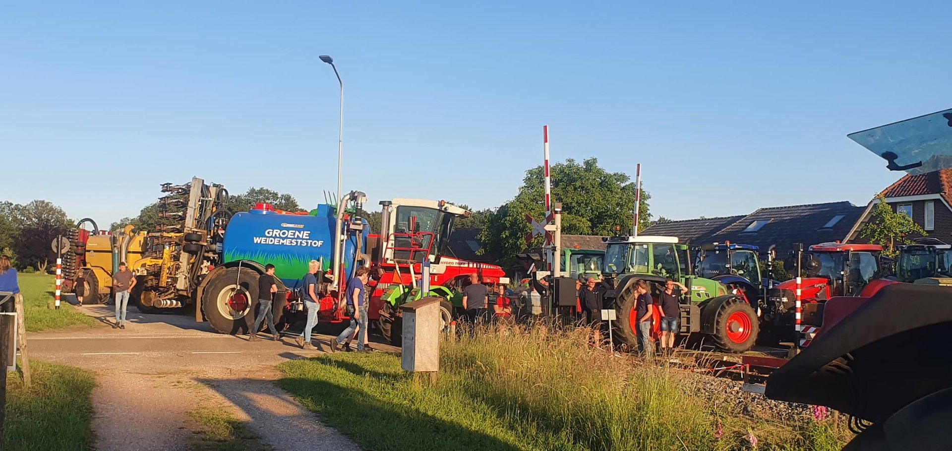 Boeren leggen uit protest treinverkeer lange tijd plat