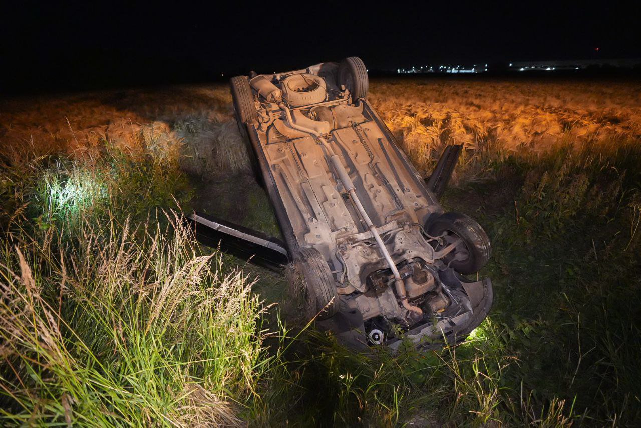 Automobilist slaat over kop in de greppel en raakt gewond