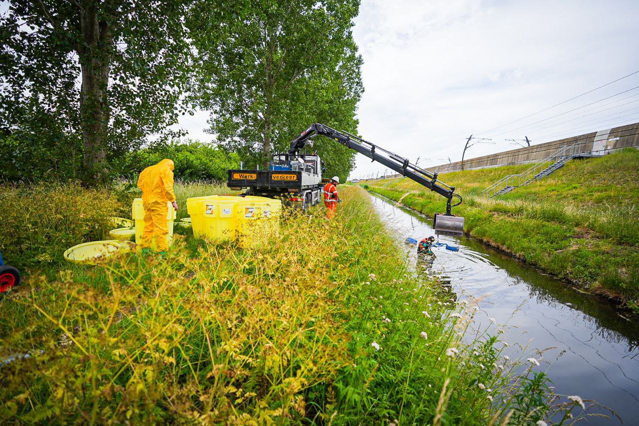 Drugsafval gedumpt naast snelweg A15